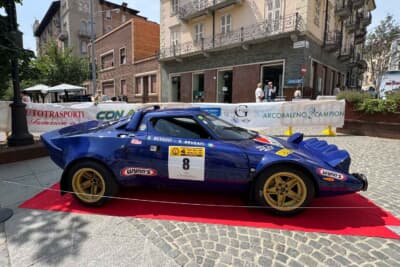 ランチア ストラトス：ゼッケン6を掲げ、夜のラリーへの出走の時を待つブルーのマシン