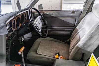 トヨタ クラウン:オーナー自身が一番よく見る景色である運転席周りは、ウッド調のパーツで統一してこだわりの空間に