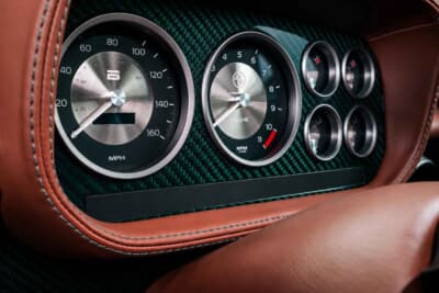 フォード エスコートMk1 RS：ステアリングの奥には視認性の高いインストルメントパネルが配置される