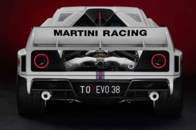 キメラ EVO38:マルティニストライプが美しく駆け抜ける端正なリアデザインである
