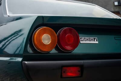8万9125ユーロ（邦貨換算約1640万円）で落札された「1983年式フェラーリ400i」（C）Courtesy of RM Sotheby's