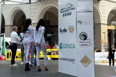 Rally della Lana Revival：夜のスタートに向けて設置されたアーチと、盛り上がりを見せるイベント会場