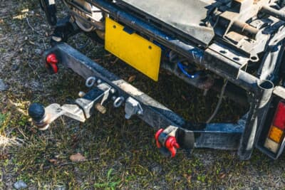 スバル サンバー トラック：実用性や遊び心も兼ね備えた、ヒッチメンバーと赤い牽引フックが装着されたリアエンド部分