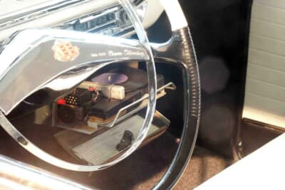 車載オーディオとしてレコードプレーヤーを搭載するダッジ カスタムロイヤルランサーの車内