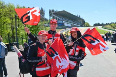 TOYOTA GAZOO Racingの旗をファンに配る方たち。大人気で旗はすぐになくなってしまいました