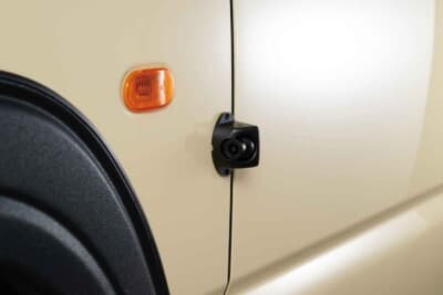 スズキ ジムニー：専用設計モデルのため違和感なくスマートにカメラをマウントできる