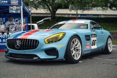 メルセデスAMG GT S：ライトブルーのフルラッピングにリキモリカラーのストライプを纏い、ナンバー66をまとったOffice Mデモカー