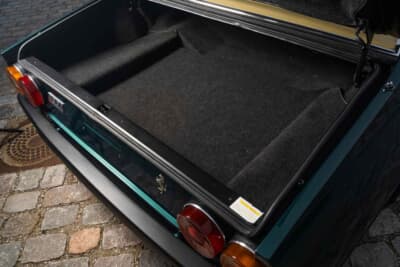 8万9125ユーロ（邦貨換算約1640万円）で落札された「1983年式フェラーリ400i」（C）Courtesy of RM Sotheby's