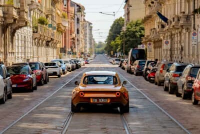 トーテム アウトモビリ:イタリアの街並みに溶け込むクラシカルで優雅なリアビュー