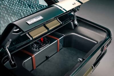 フォード エスコートMk1 RS：機能美が追求されたラゲッジスペースとボディ補強のディテールを見せる