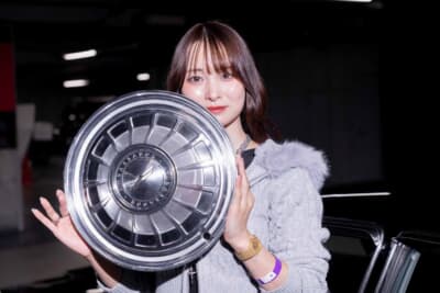 トヨタ クラウン:走行すると取れてしまうため、置きイベントの時のみ装着するという本命のAMC・アンバサダー用ホイールキャップ