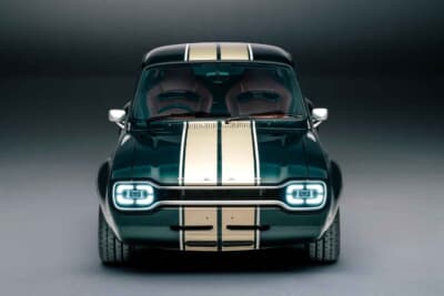 フォード エスコートMk1 RS：ロー＆ワイドなプロポーションが強調された迫力の正面カットが視線を奪う
