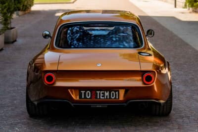 トーテム アウトモビリ:ワイドなスタンスとクラシカルなテールランプが特徴のリア