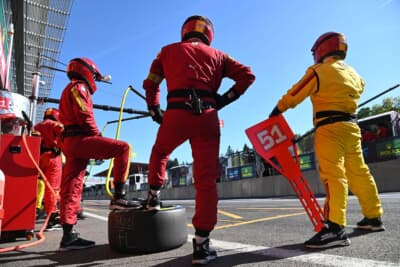 フェラーリのハイパーカーのピットインを待つクルーたち
