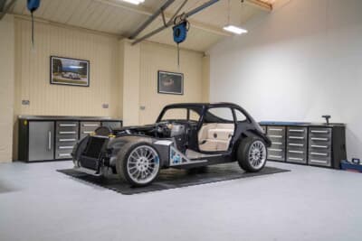 モーガン ミッドサマー・クーペ:最新のCXVジェネレーション接着アルミプラットフォーム単体