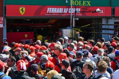 フェラーリのピット前はやはり赤帽だらけ