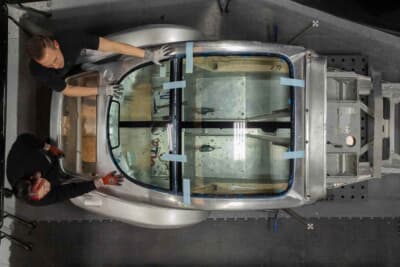 モーガン ミッドサマー・クーペ:工場の上部から車体構造の全体のバランスを最終チェックする工程