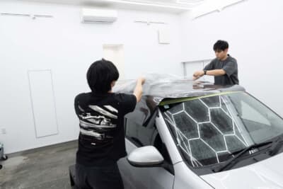 トヨタ・プロボックスラッピング:天井のプロテクションフィルムは、フィルムが厚めなので難しいが、リンダファクトリーの手にかかればお手のものだ