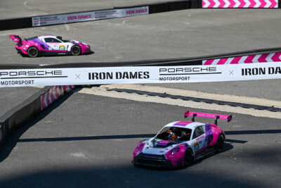 大人気女性ドライバーチームのIRON DAMESのラジコンブース
