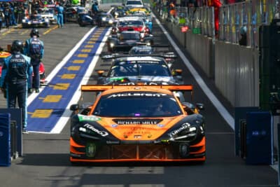 日本人ドライバーの佐藤万璃音選手がドライブするマクラーレン