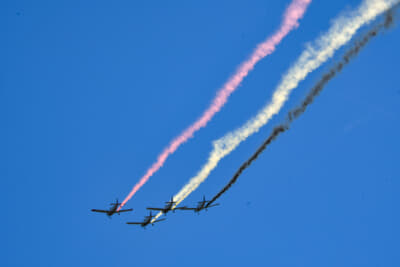青空にベルギー空軍がスモークで国旗を表現
