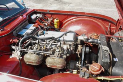 トライアンフ TR4A:キャブレターが備わる美しい直列4気筒OHVエンジンが収められている