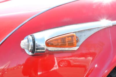 トライアンフ TR4A:赤いシートとウッドパネルの組み合わせが上質なオープンドライブを演出