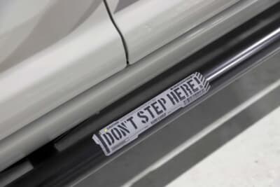 トヨタ・プロボックス:リアとは異なりDON’T STEP HERE! の文字が刻まれるサイドガード