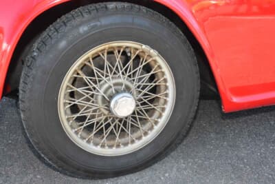 トライアンフ TR4A:足回りを引き締めるセンターロック式のワイヤースポークホイールを装着