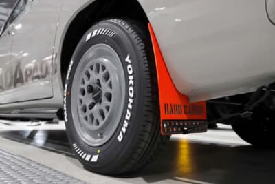 トヨタ・プロボックス:HARD CARGOのロゴ入りマッドフラップ。タイヤから跳ね上がる水しぶきや泥、小石などからボディを守ってくれる