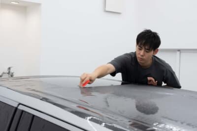 トヨタ・プロボックスラッピング:面の部分はとても簡単そうに貼っていく海さん。しかし、滑らかにカーブしているから難しいはずだ
