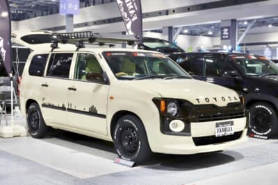 トヨタ・プロボックス：ボンネット先端に取り付けるステルスのスムージングパネル。USトヨタ風のTOYOTAロゴがいいアクセント