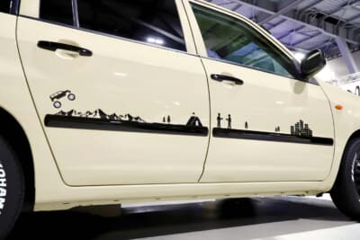 トヨタ・プロボックス：サイドモールの上にはデモカー用にラッピングしたカワイイデカールを展開
