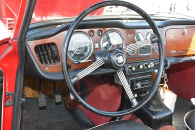 トライアンフ TR4A:メンテナンスが行き届いたエンジンルームからは深い愛情が伝わってくる