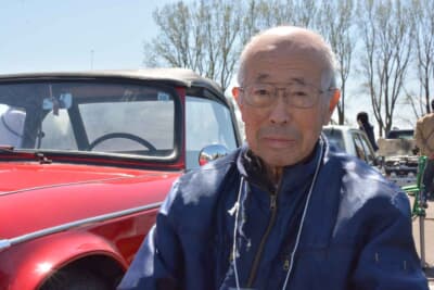トライアンフ TR4A:半世紀越しの夢を見事に成就させ愛車とともに笑顔を見せるオーナーの永井さん