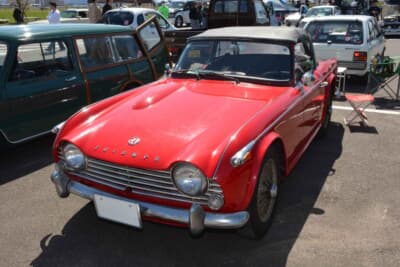 トライアンフ TR4A:ミズベリング三条のイベント会場でひと際輝きを放っていた真っ赤な個体