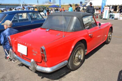 トライアンフ TR4A:巨匠ミケロッティが手がけた流麗なボディラインが見る者の心を奪っていく