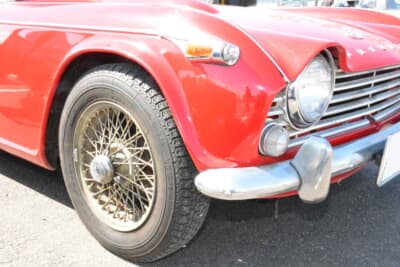 トライアンフ TR4A:ウッドパネルが敷き詰められた英国車らしいクラシカルなインパネまわり