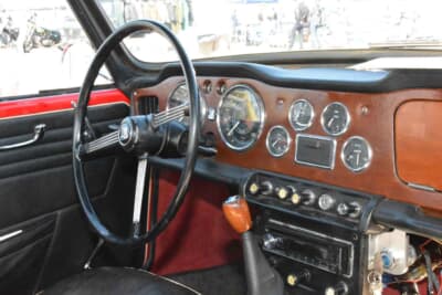 トライアンフ TR4A:小径のステアリングとアナログメーターが並ぶ美しい運転席まわりが魅力