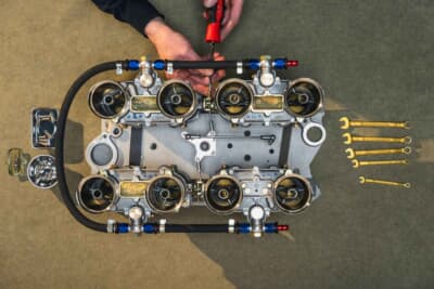 マクラーレン M6GT：当時のキャメルハンプ仕様を忠実に再現したスモールブロックV8エンジンの精緻な組み上げ作業