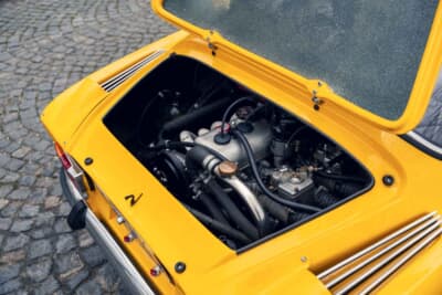 8万6250ユーロ（邦貨換算約1592万円）で落札されたアルピーヌ・ルノー「A110-1300G」 （C）2026 Courtesy of RM Sotheby's