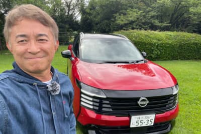 日産 キックス:新型キックスのフロントマスクとともに笑顔を見せる筆者の木下隆之氏