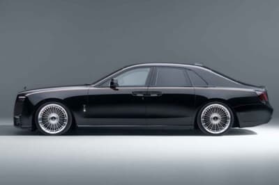 ロールス・ロイス ブラックバッジ・ゴースト：専用サスペンションキットにより車高を約35ミリローダウンした迫力のサイドビュー