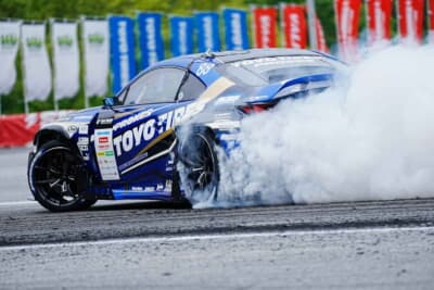 トヨタ GR86：白煙を上げて激しいドリフト走行を披露するTOYO TIRESのマシン
