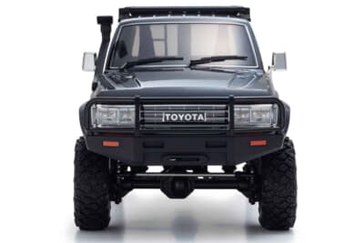 トヨタ ランドクルーザー60:正面からのアングルで角目ヘッドライトとTOYOTAロゴが際立つ