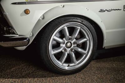 日産 プリンス・スカイライン：スバル製の4POTキャリパーを日産製のマスターシリンダーと組み合わせ、現代の交通事情に合わせた確実なストッピングパワーを確保している