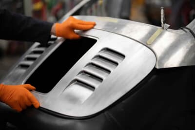 ポルシェ 356 European SL:熟練の職人が手作業で成型する総アルミ製ボディ。最新のCNC加工と伝統的な板金技術が高次元で融合している