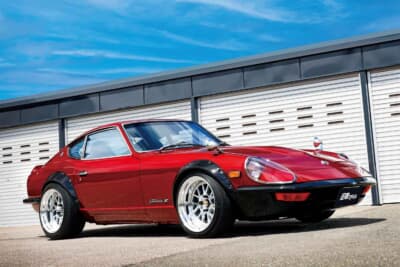 日産 フェアレディZ：レクサス系ワインレッドにオールペンされた240ZG仕様。約190mm延長されたGノーズが圧倒的な存在感を放つ