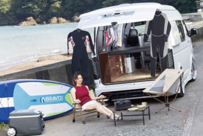 トヨタ ハイエース:フルエアロと19インチホイールを装着した特装車が、そのまま海辺の釣り場へと乗り入れる。趣味を極めたオーナーならではの贅沢でアクティブな休日のワンシーンだ