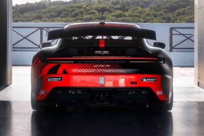 ポルシェ 911 GT4 R：手作業で11段階に調整できるリアウイングと大型ディフューザーを備える